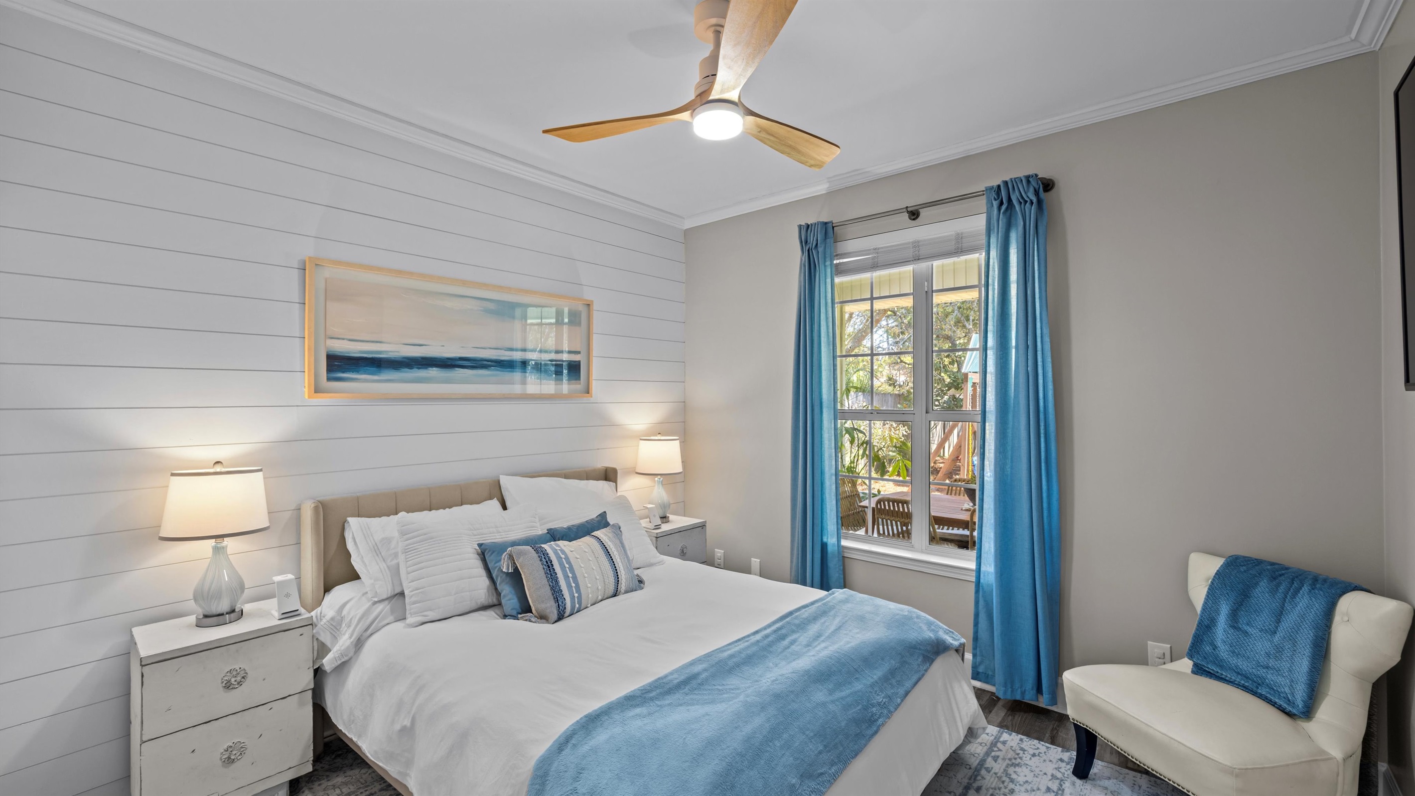 Queen Bedroom with closet and SmartTv