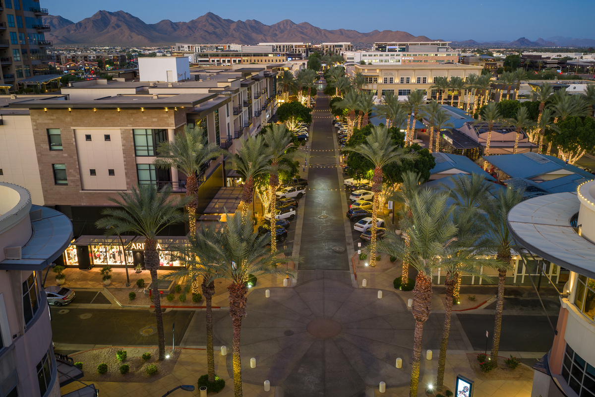 Kierland is roughly a 5 minute drive.  Plenty of restaurants.  Scottsdale Quarter is across the street