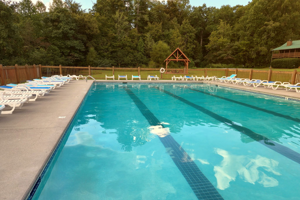 Free access to the community pool with your stay: full-size lap pool, lounge chairs and a pavilion, minutes from the house in Wears Valley