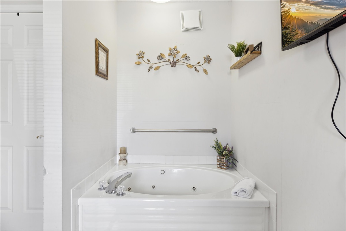 Jetted garden/jacuzzi tub in master bedroom
