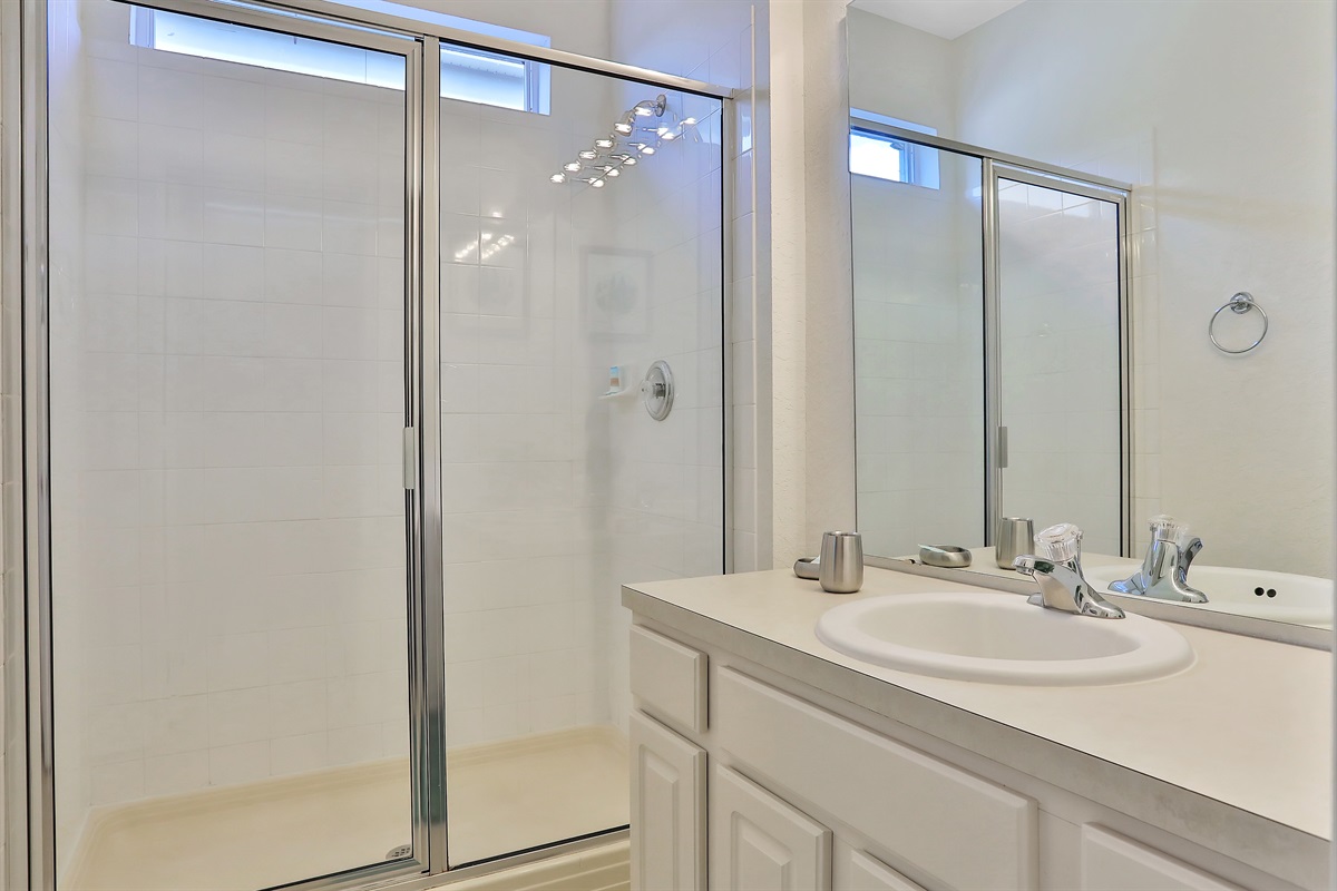 Second King ensuite bathroom