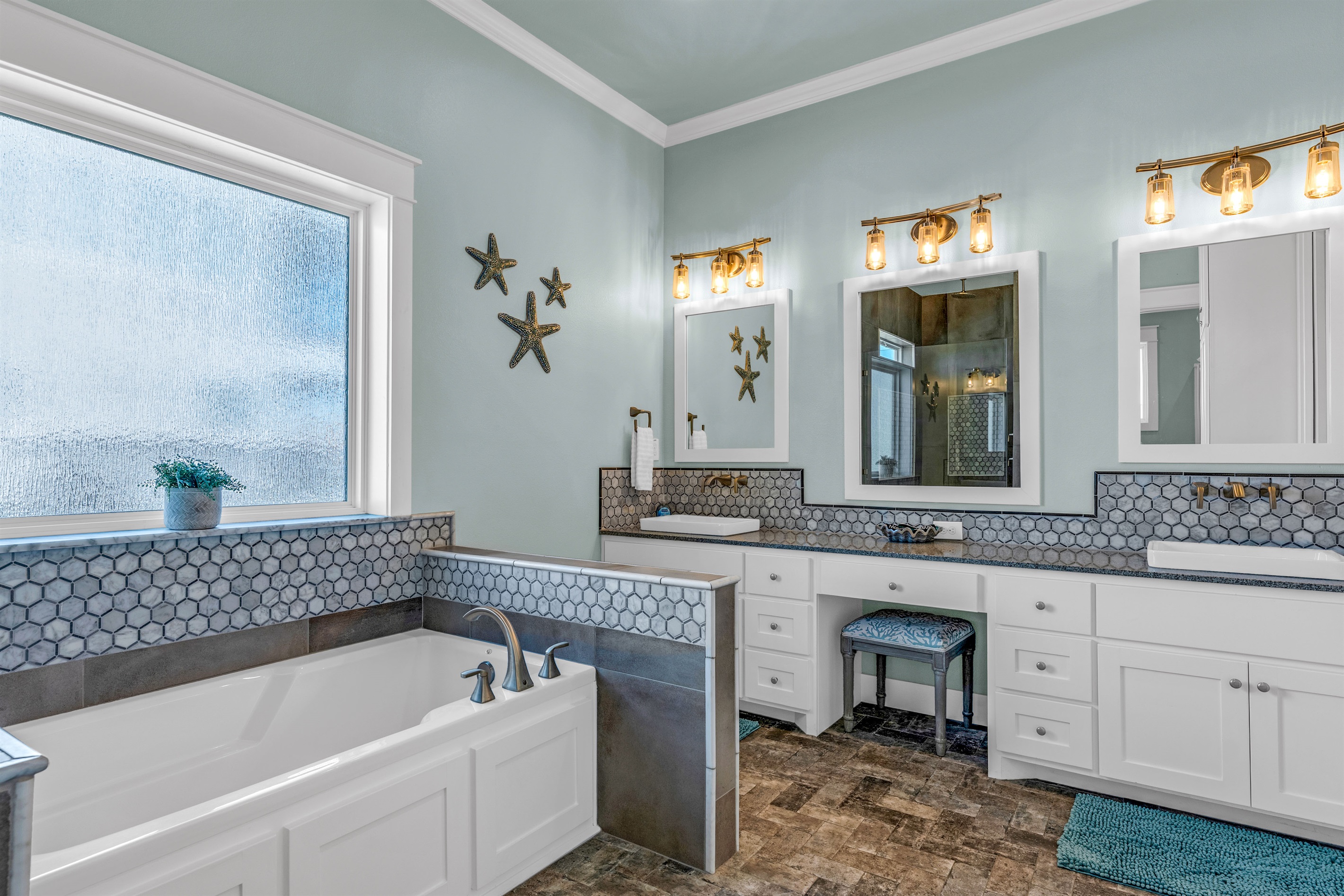 Crystal Paradise Bathroom 2 Ensuite: Private ensuite bathroom with modern fixtures and a sleek, spa-like feel.