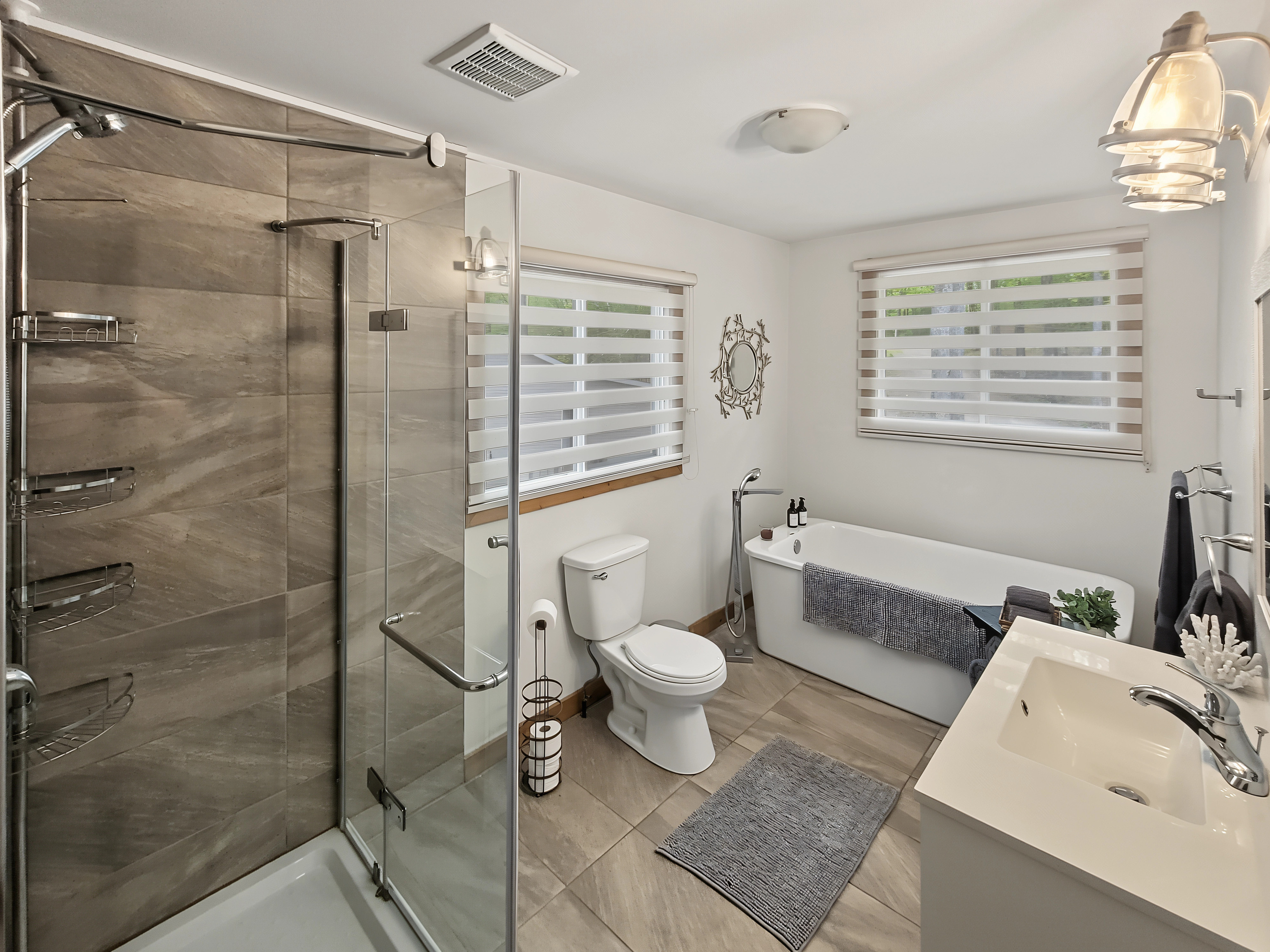 Luxurious full bathroom