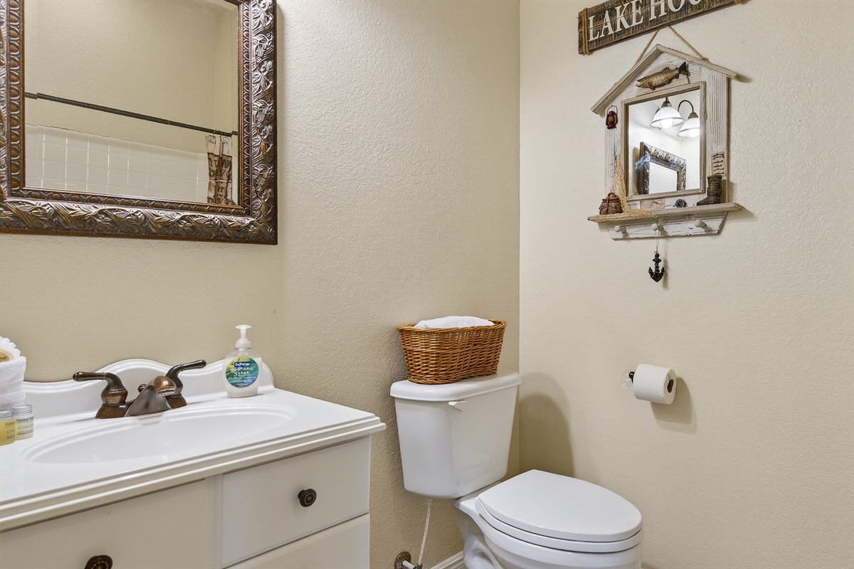 Lower level full bath located between the bedrooms