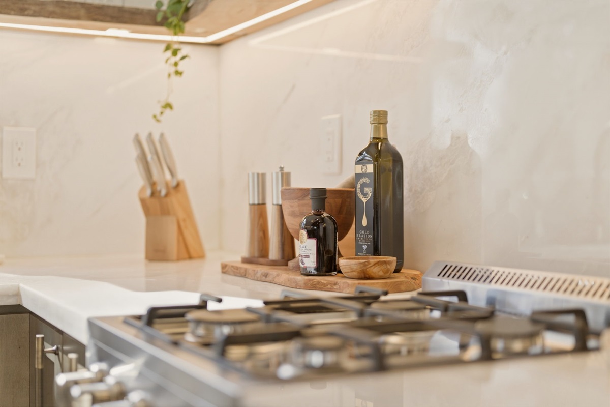For guests who love to cook, thoughtful extras matter—Little Leaf includes quality essentials like extra virgin olive oil, balsamic vinegar, sea salt, pepper, and a few culinary surprises.