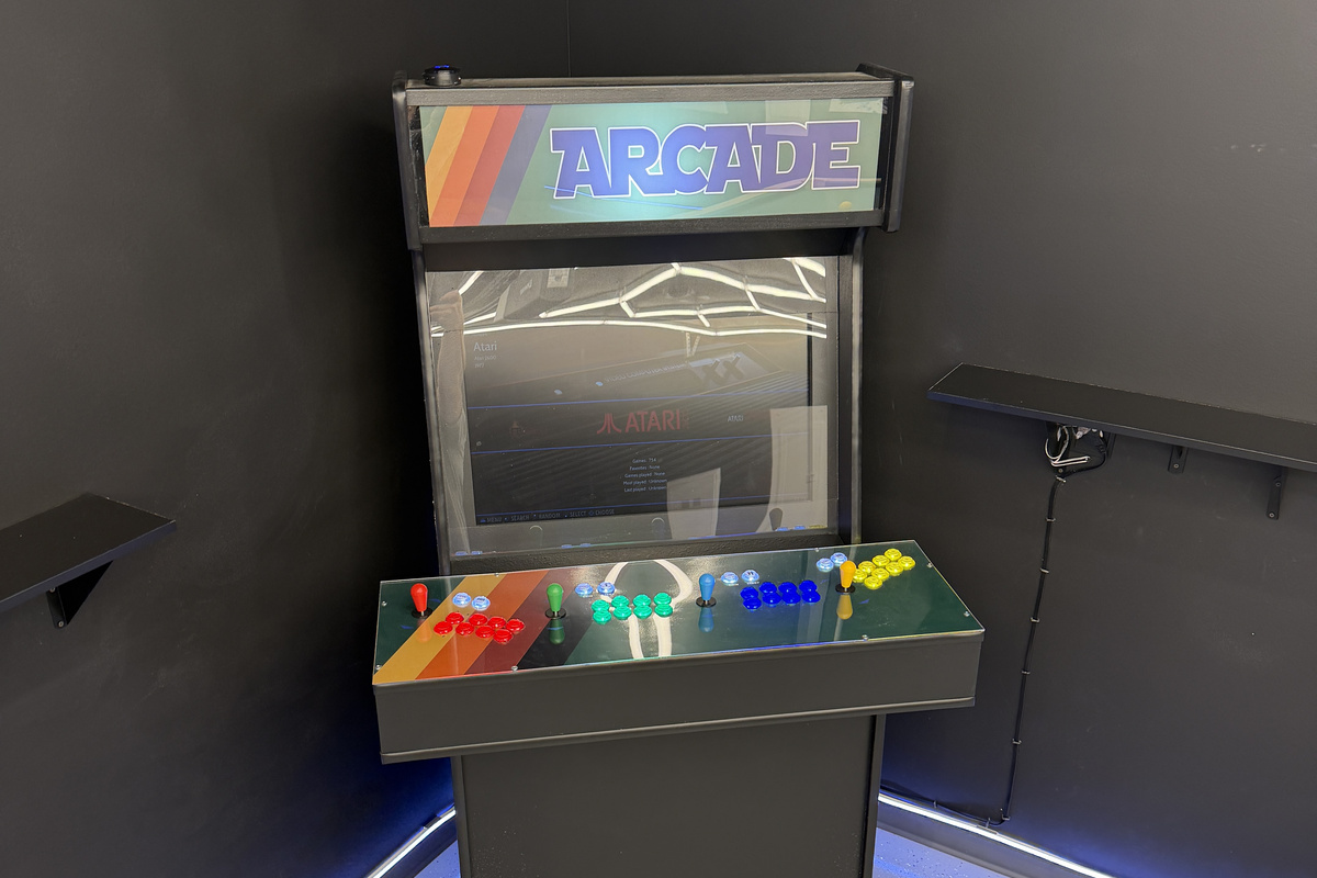 Garage Game Room. Arcade, Pool Table, Couch, Recliner 60" TV