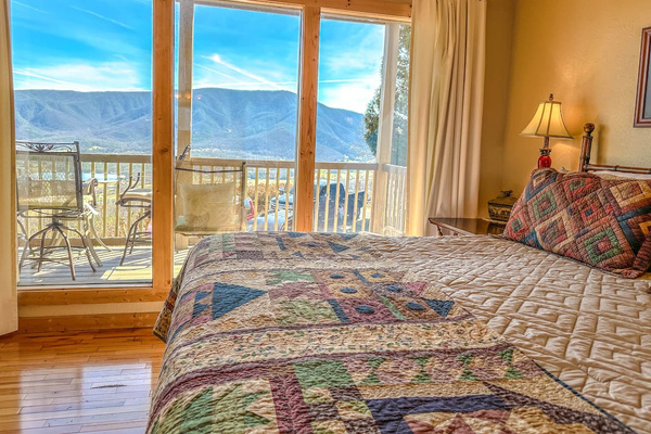 Main floor king suite with a view of Mt. Le Conte, Tanasi Lodge