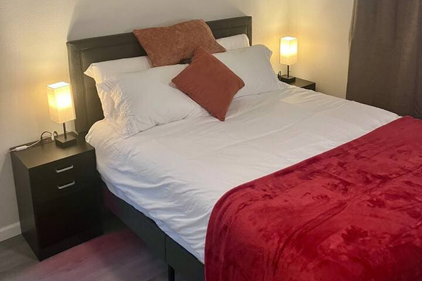 Queen bed with hybrid foam/spring/pad. Really comfy. 
