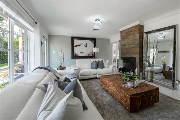 Bright and spacious living room perfect for groups