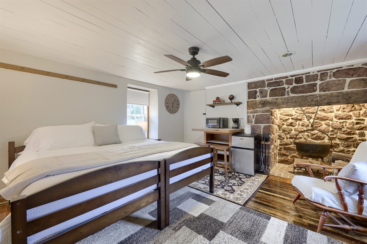 Summer Kitchen - King Suite (no bathroom!)