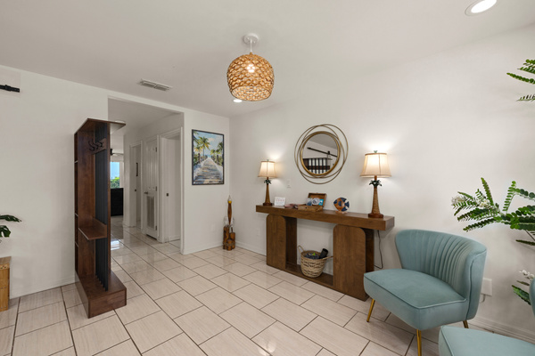 Entry / Game room