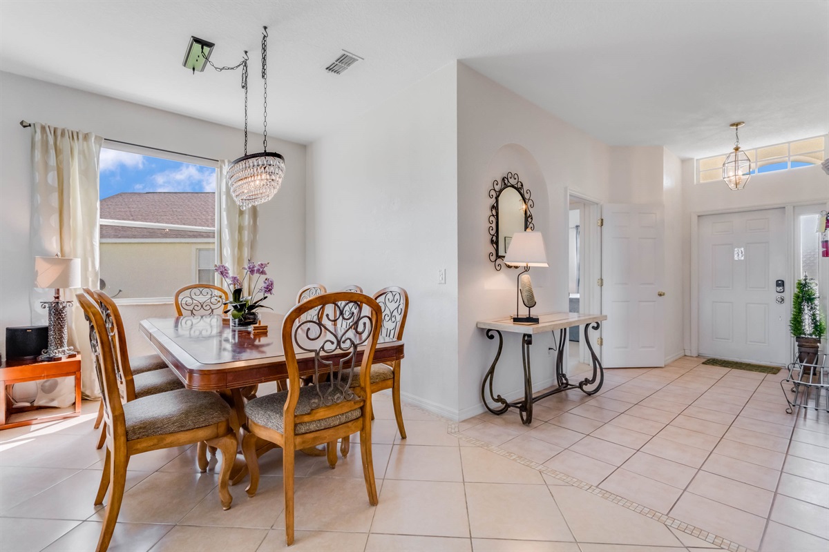 The dinig area is just inside the main entrance.