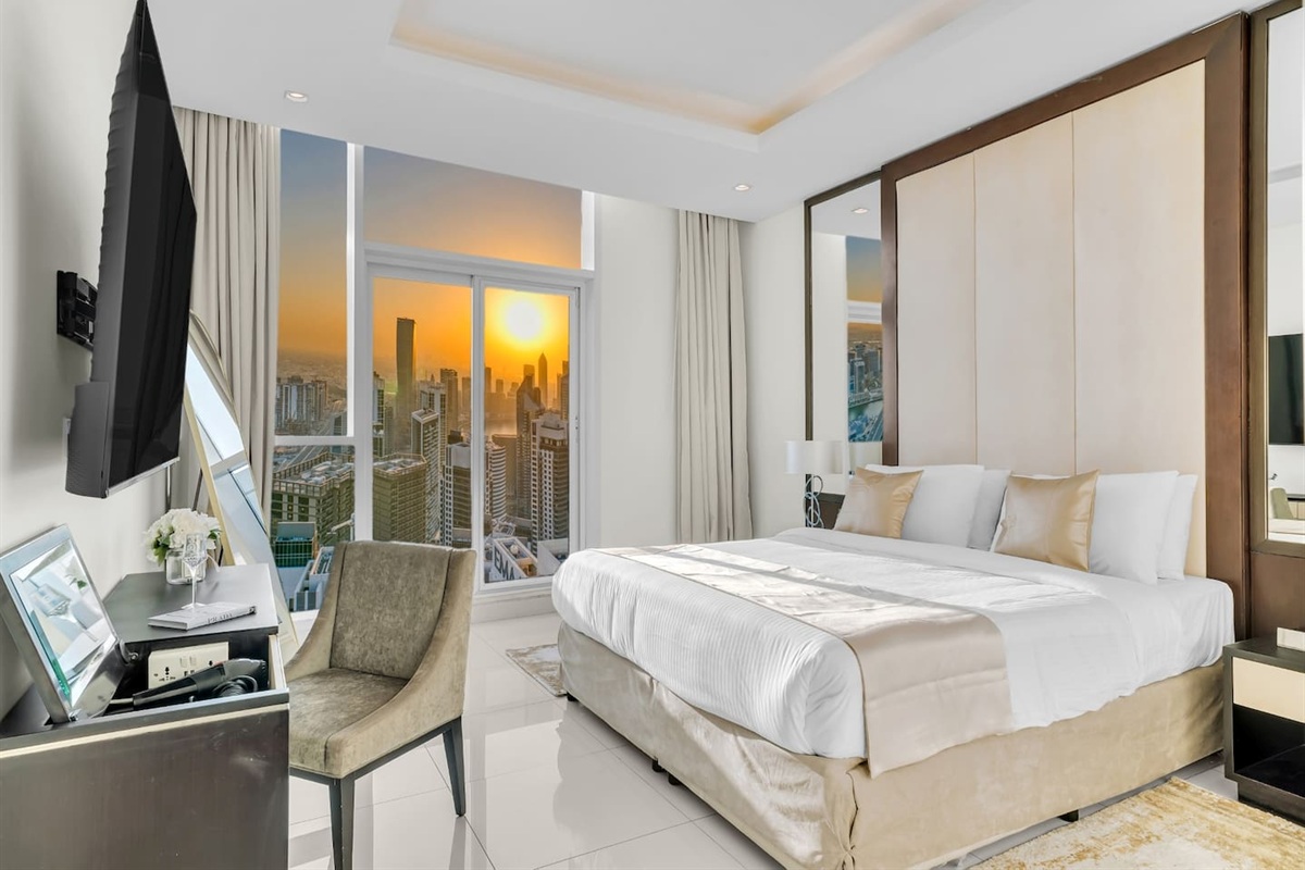 Bedroom with en-suite bathroom and panoramic view