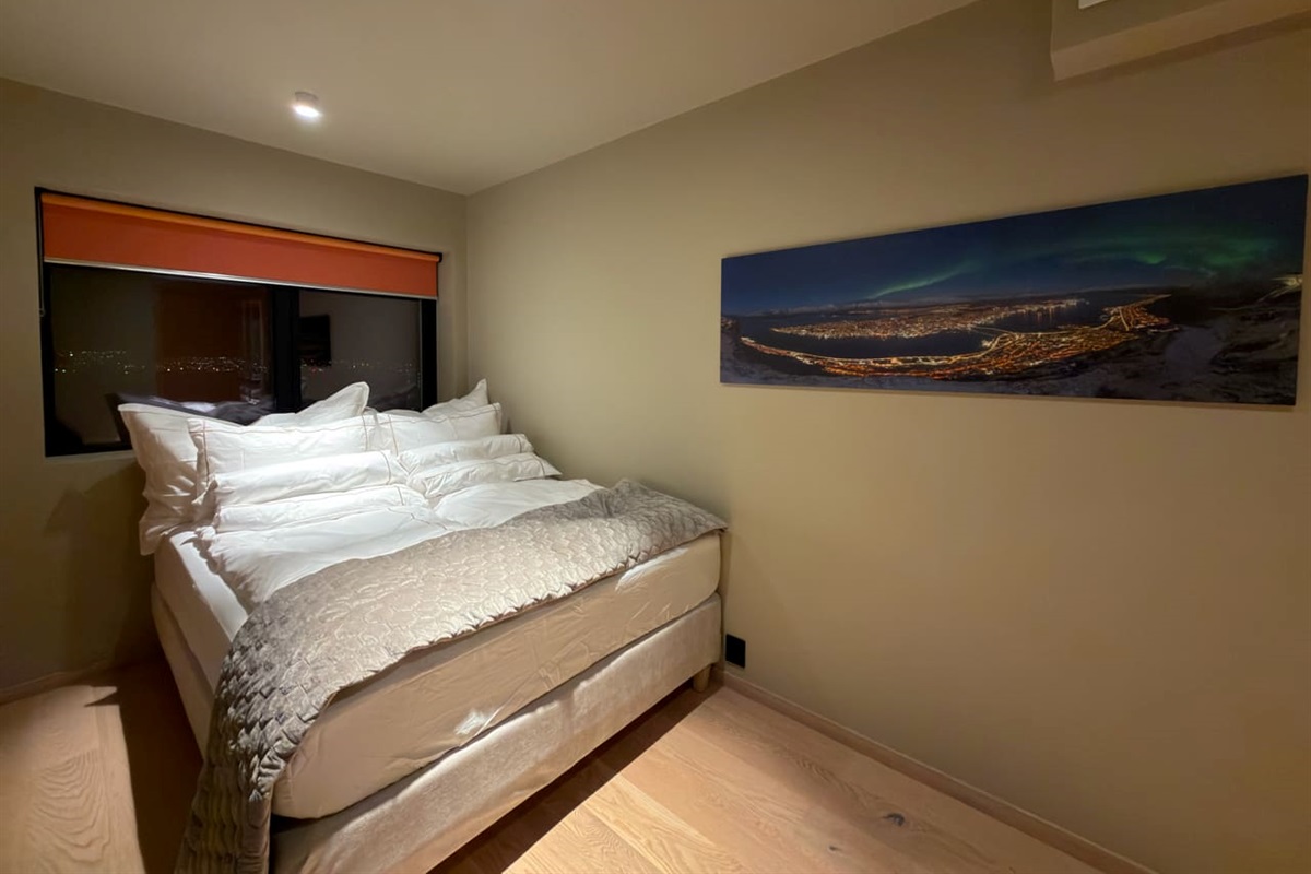 Bedroom with big high end bed