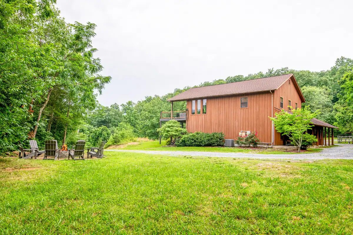 Large flat side yard - great for games!