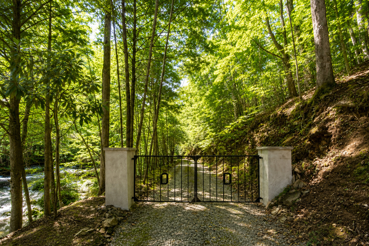 Property entrance -- gate will be open when you arrive! 