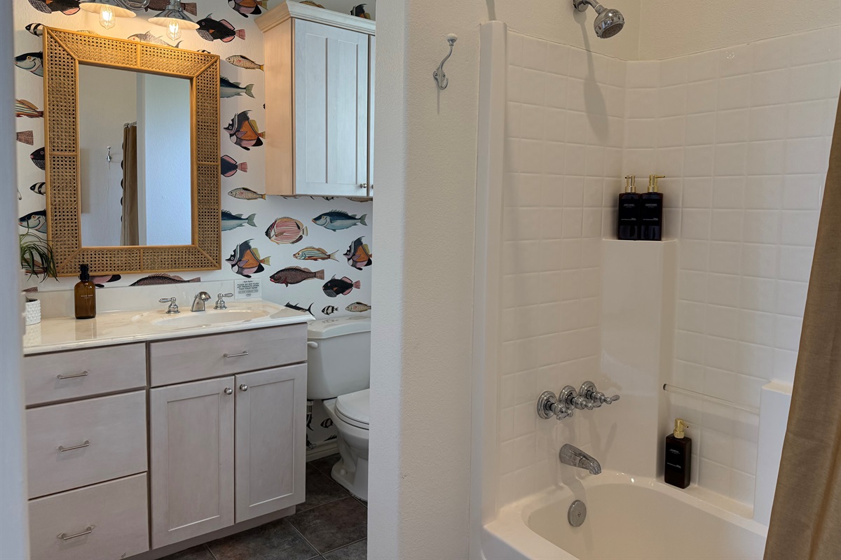 Private full bathroom used by the Shell Bedroom.