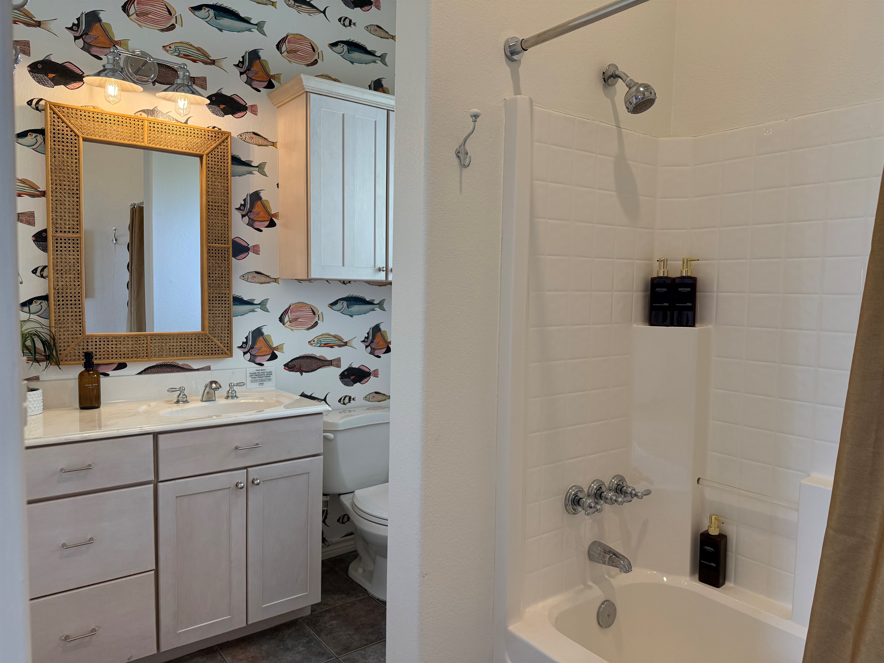 Private full bathroom used by the Shell Bedroom.
