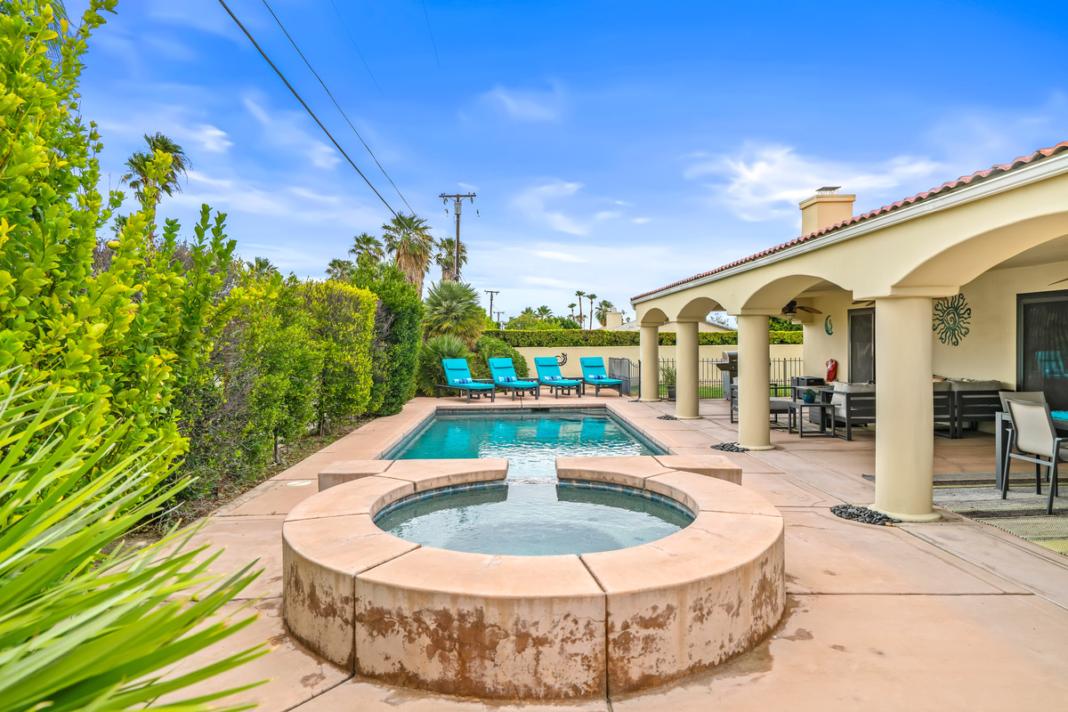 Heated jacuzzi hot tub