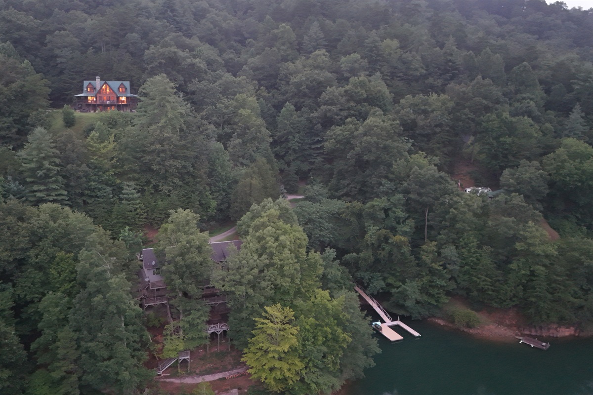 Exterior Retreat: Experience nature’s embrace from your stunning mountaintop escape!