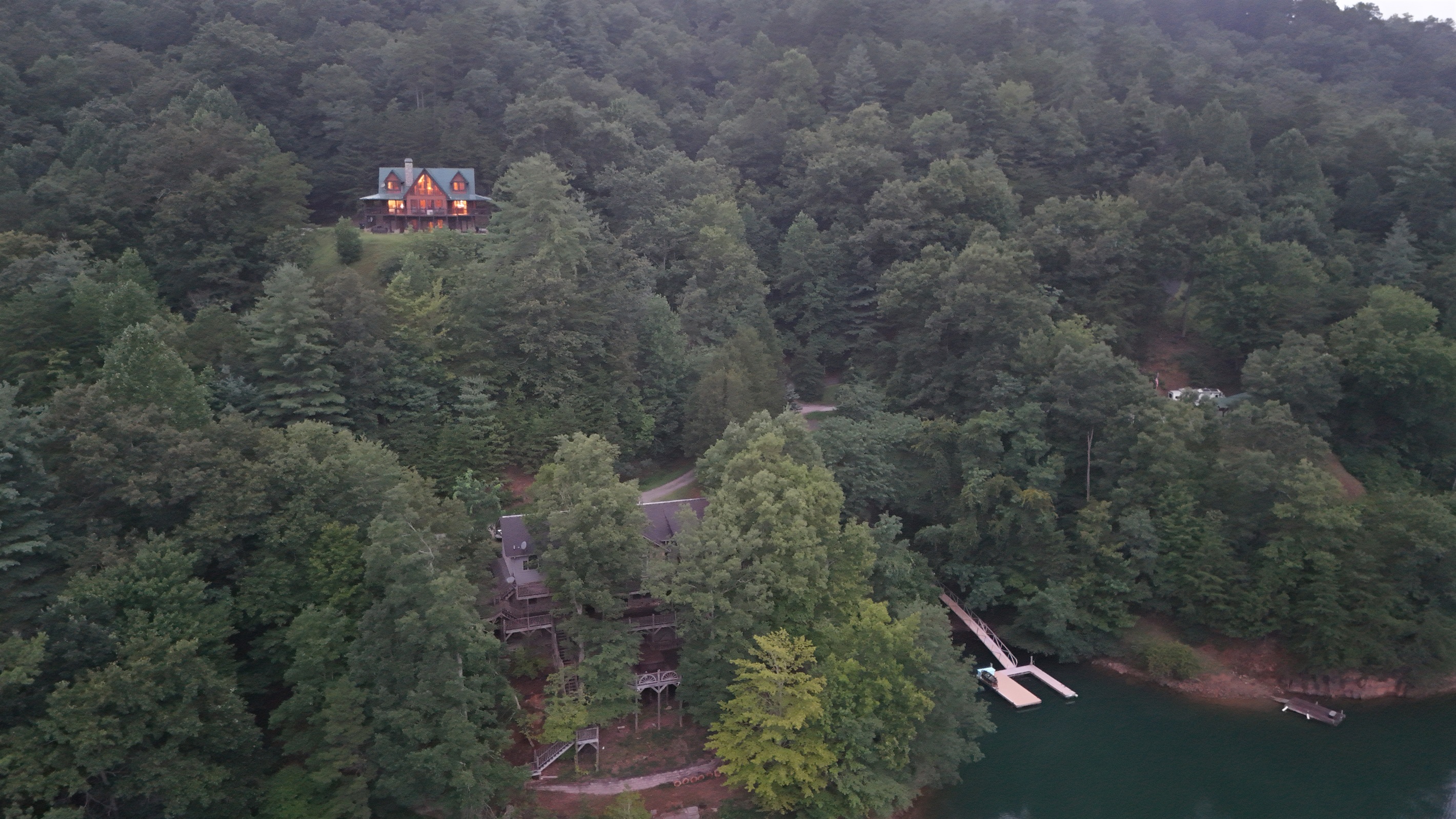 Exterior Retreat: Experience nature’s embrace from your stunning mountaintop escape!