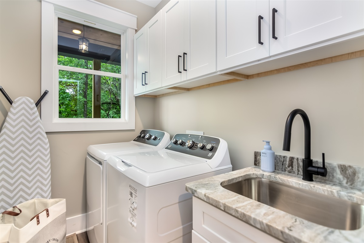 Laundry room w/ mud sink