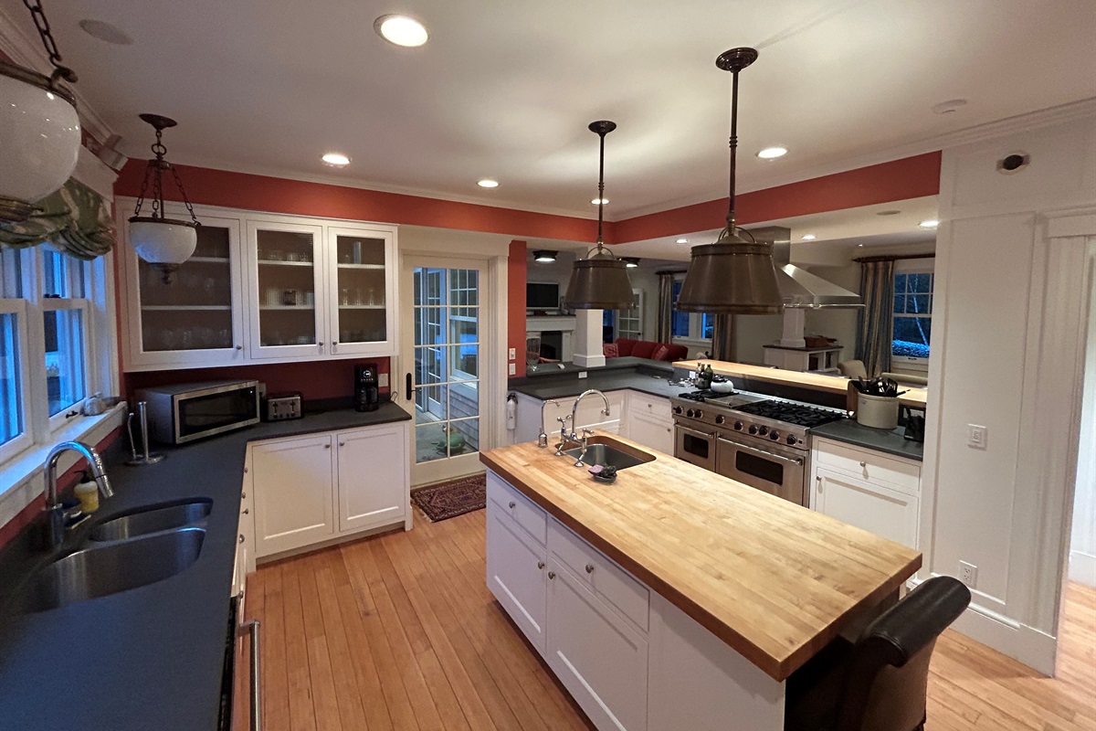 Beautiful fully equipped Chef's Kitchen with high end appliances