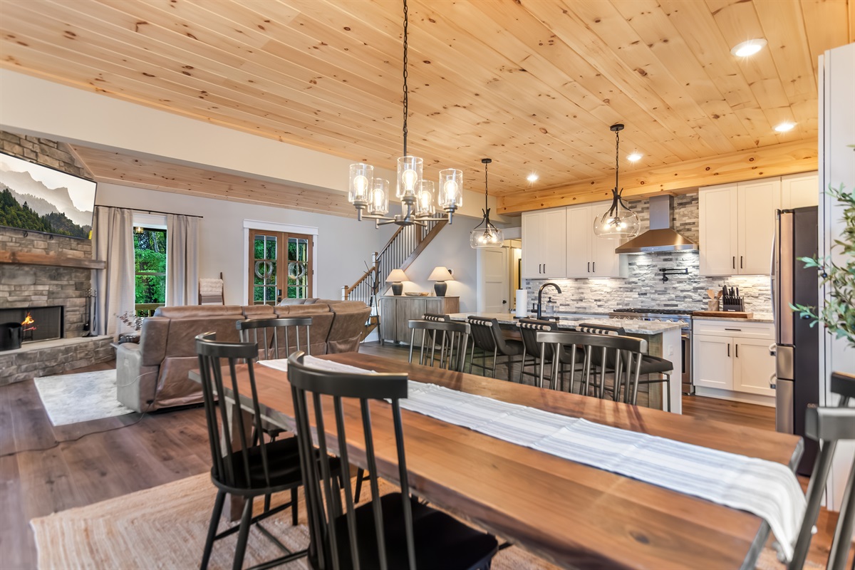 Dining room/kitchen area 