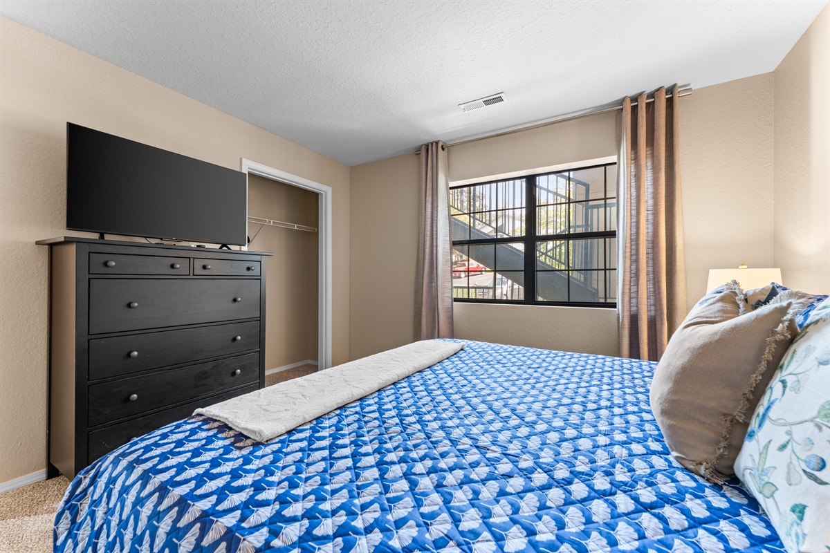 📺 Enjoy your favorite shows from bed with the wall-mounted smart TV and generous dresser storage just steps away.