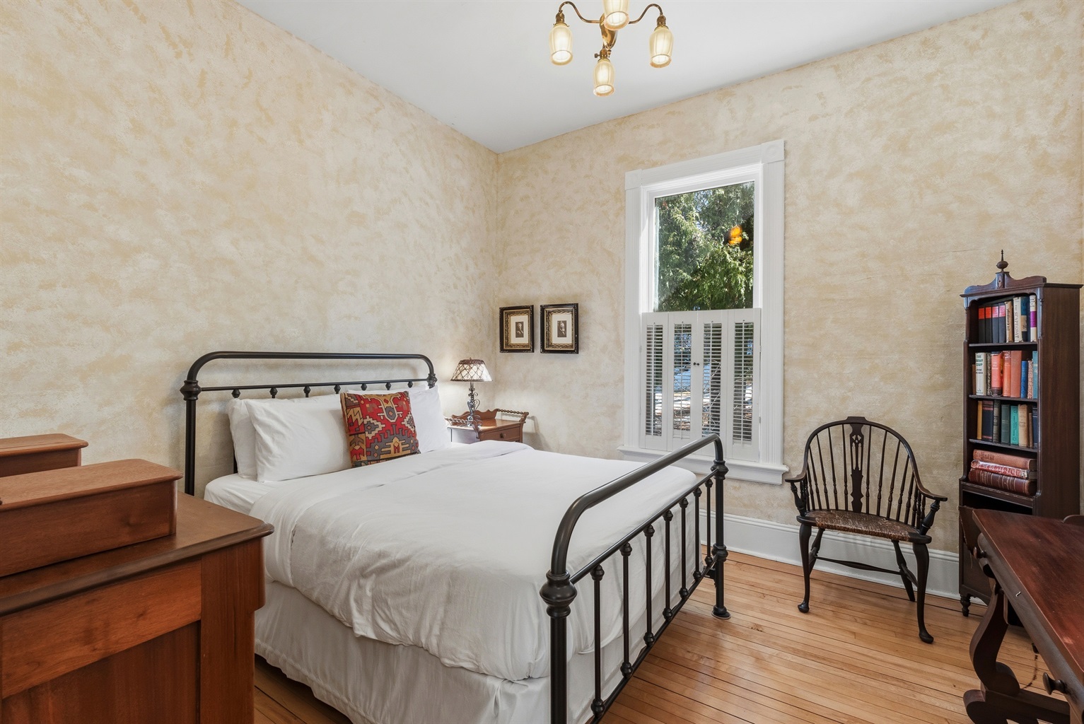 Queen bedroom on main floor w/ simple decor & soft natural light