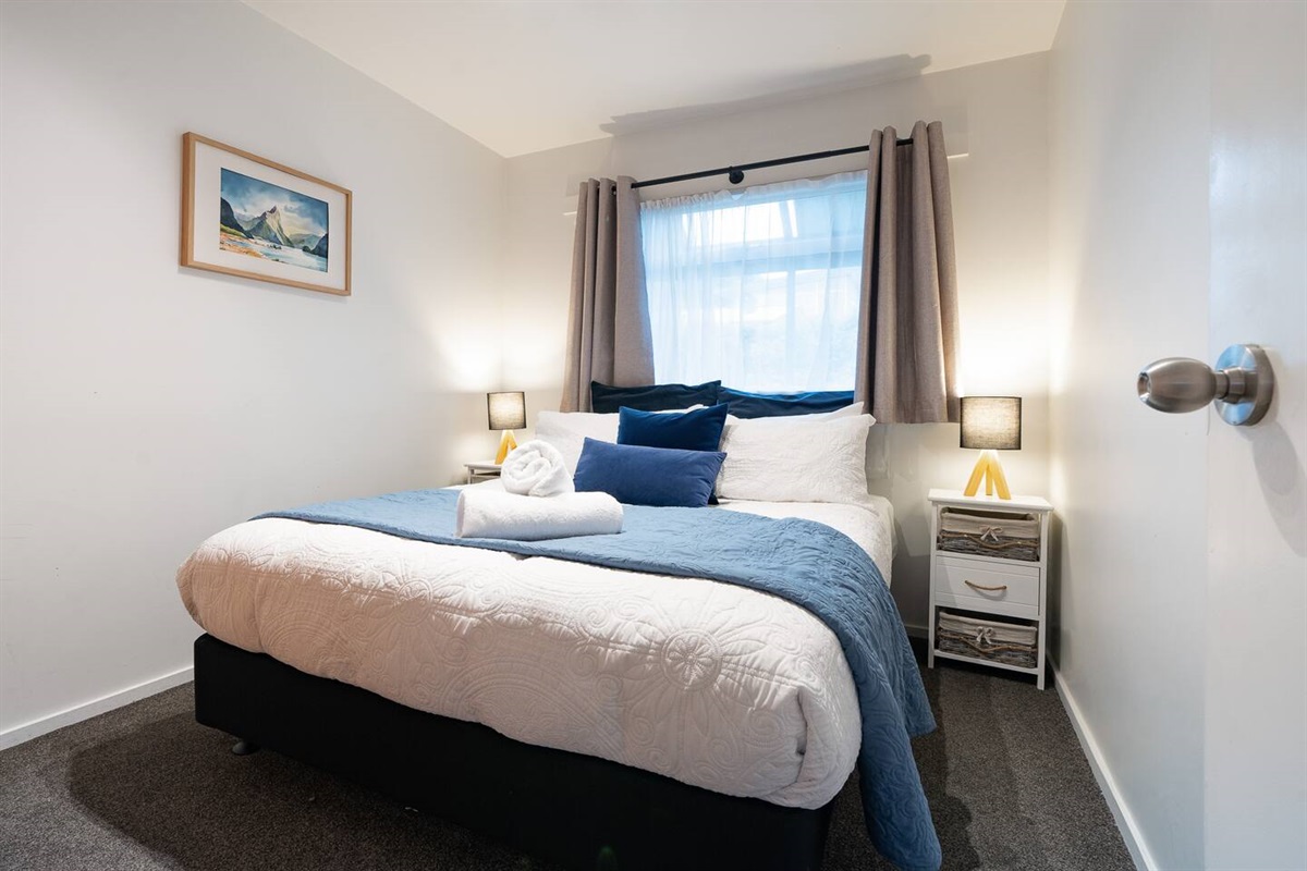 The extra bedroom space adds easy comfort to Fernhill Mountain Escape, with Queenstown’s alpine setting close by.