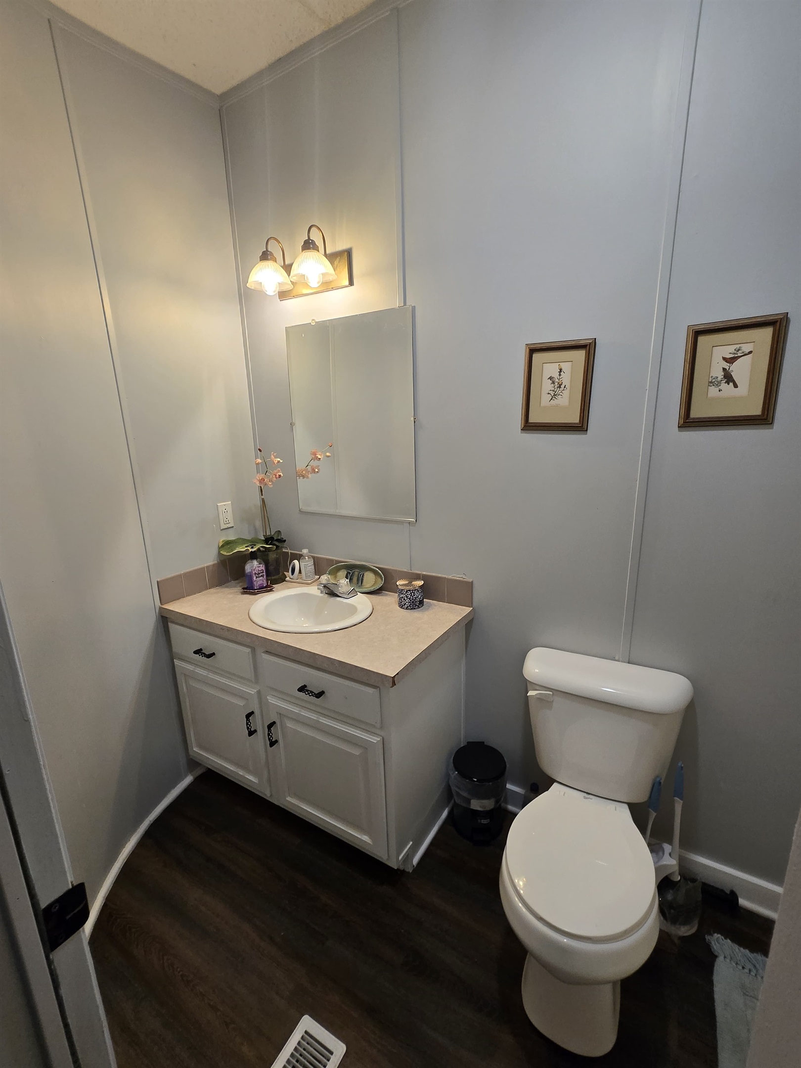 Second Bathroom (Shared)