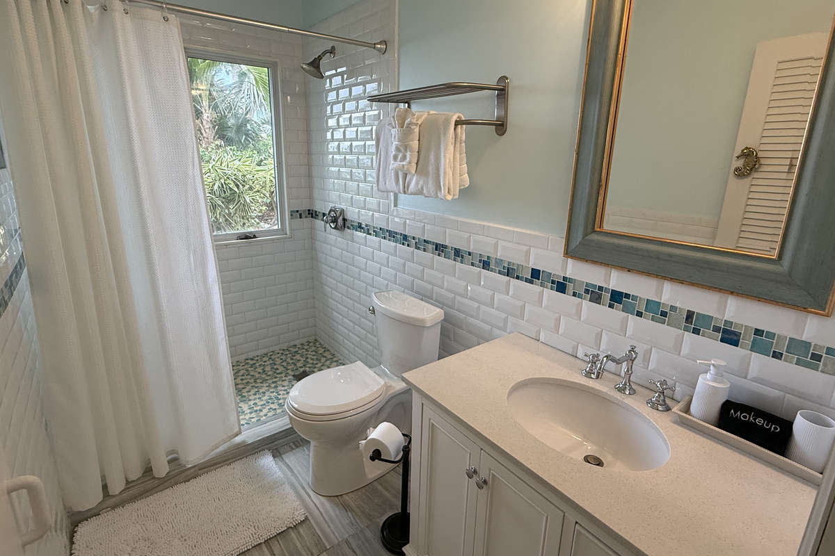 Convenient bathroom with everything you need during your stay.