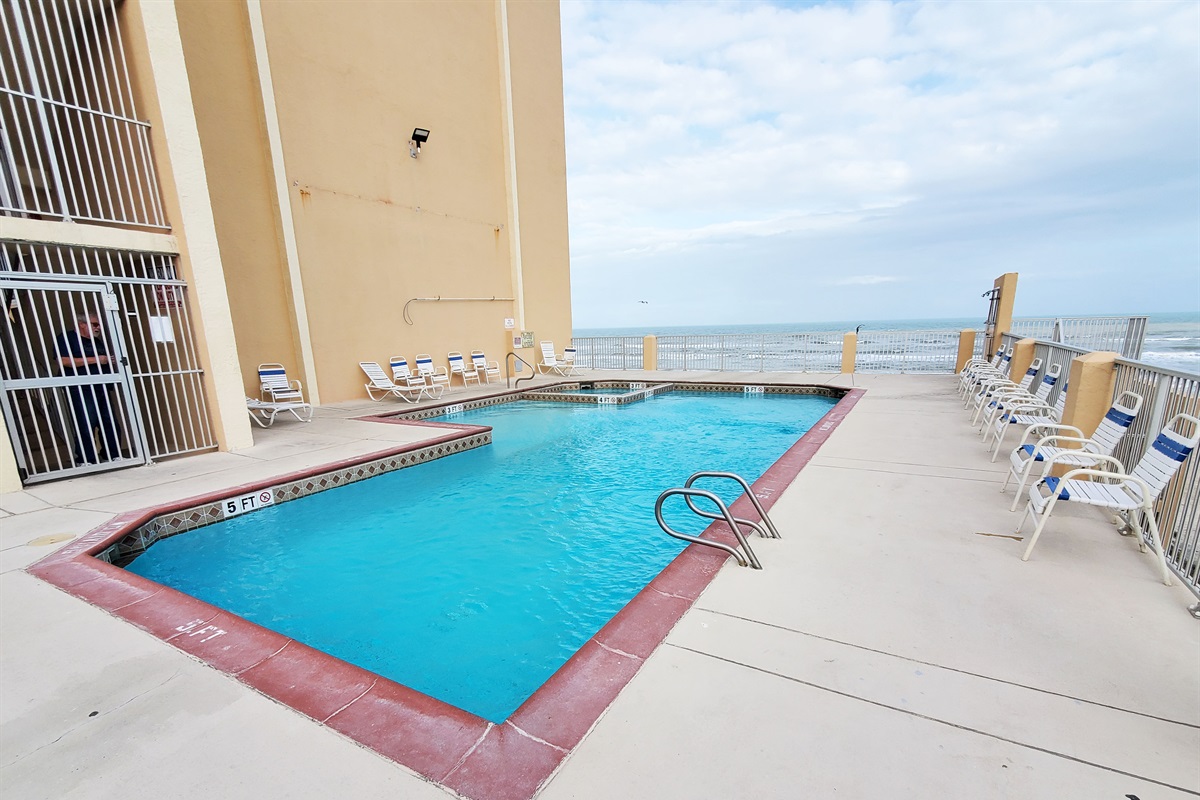 Swimming Pool with Hot Tub