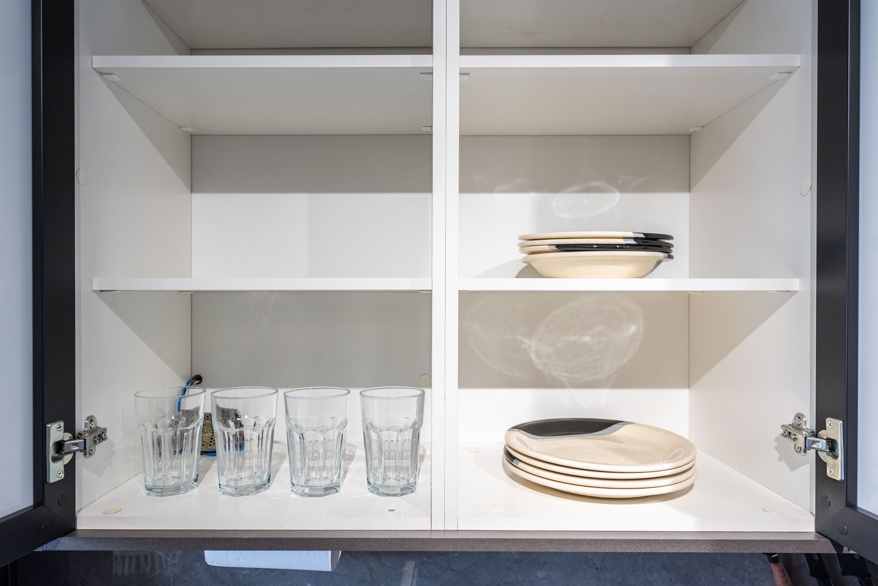 Armário com louças e copos 🥂 Armário planejado com pratos, taças e copos de vidro. Completo para receber até 4 pessoas com conforto.