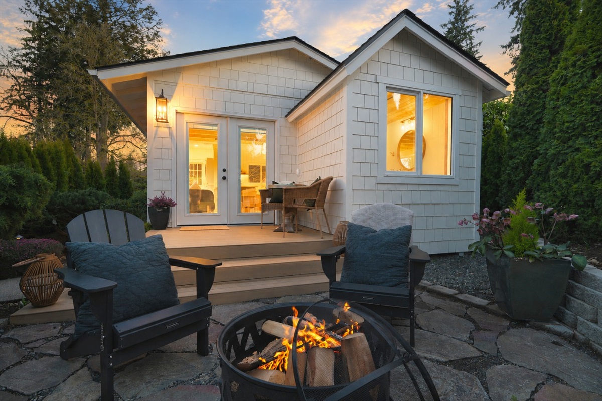 Little Leaf on Lake Steilacoom at Haven - BBQ and beach ready. Everything you need, thoughtfully provided. The lake is calling. 