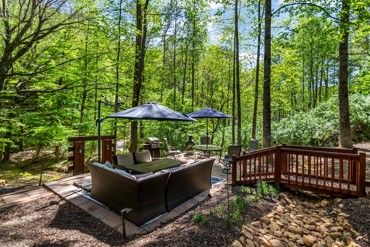 Dining alfresco is so wonderful, the outdoor patio...some dinner on the grill and a glass of wine while relaxing on the sofa!