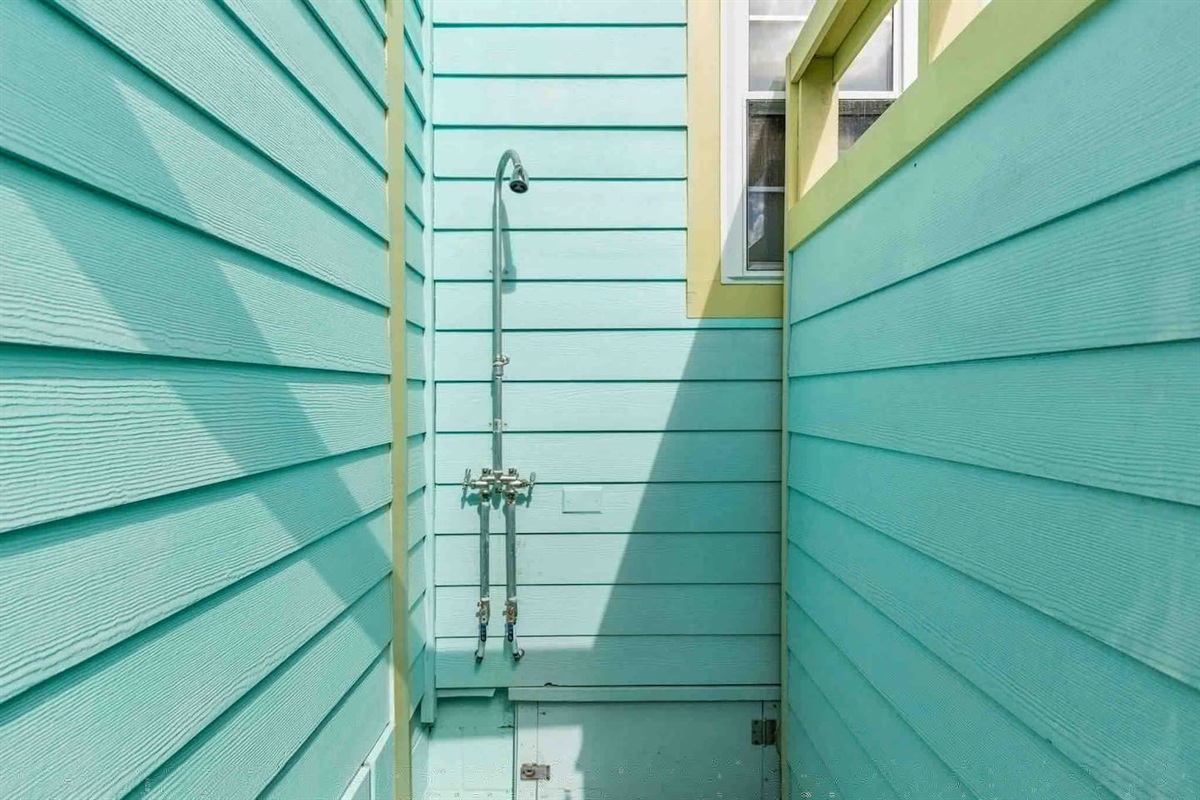 A private cold/hot outdoor shower!