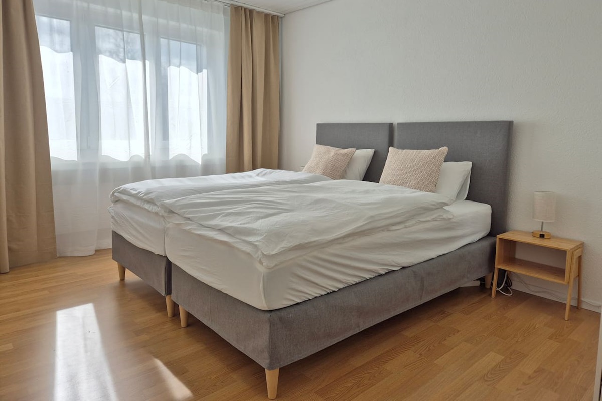 Bedroom 3: Two boxspring beds (90x200 cm each) that can be either pushed together to form a king sized bed or pushed apart to create 2 twin beds. The bedroom also features a wardrobe / closet.