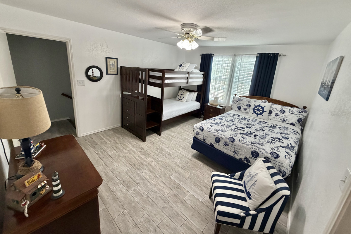 Nautical-Inspired Guest Bedroom – Cozy Comfort by the Coast