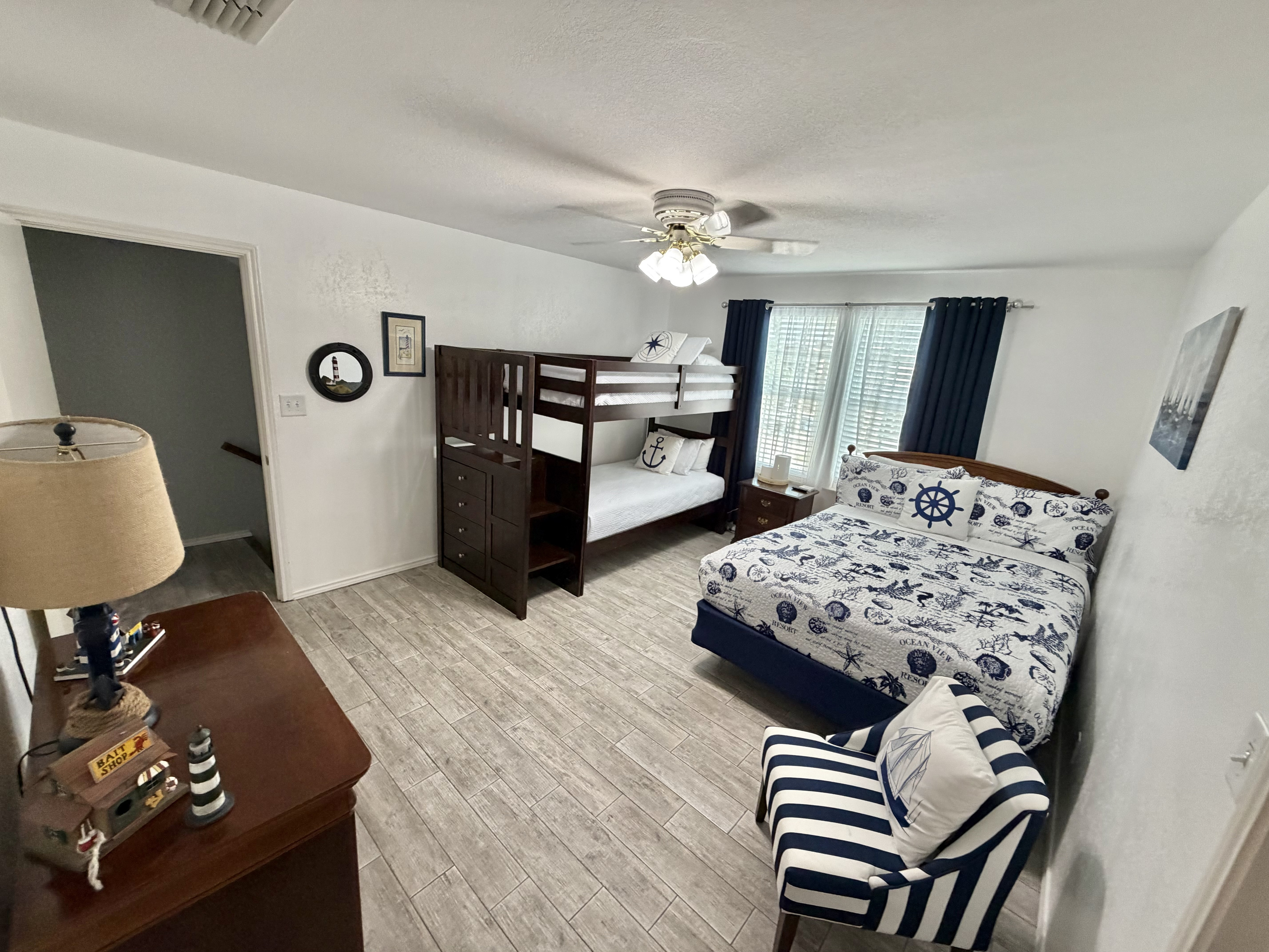 Nautical-Inspired Guest Bedroom – Cozy Comfort by the Coast