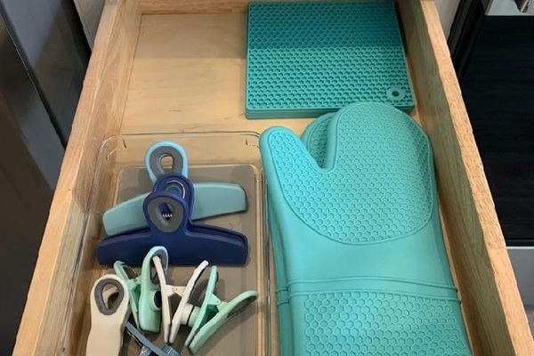 Trivets, oven mitts and plastic clips.