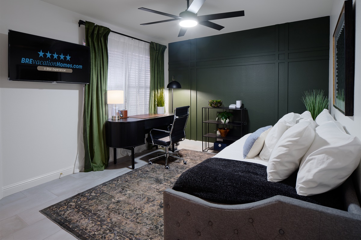 Office in Bedroom 4 + Smart TV