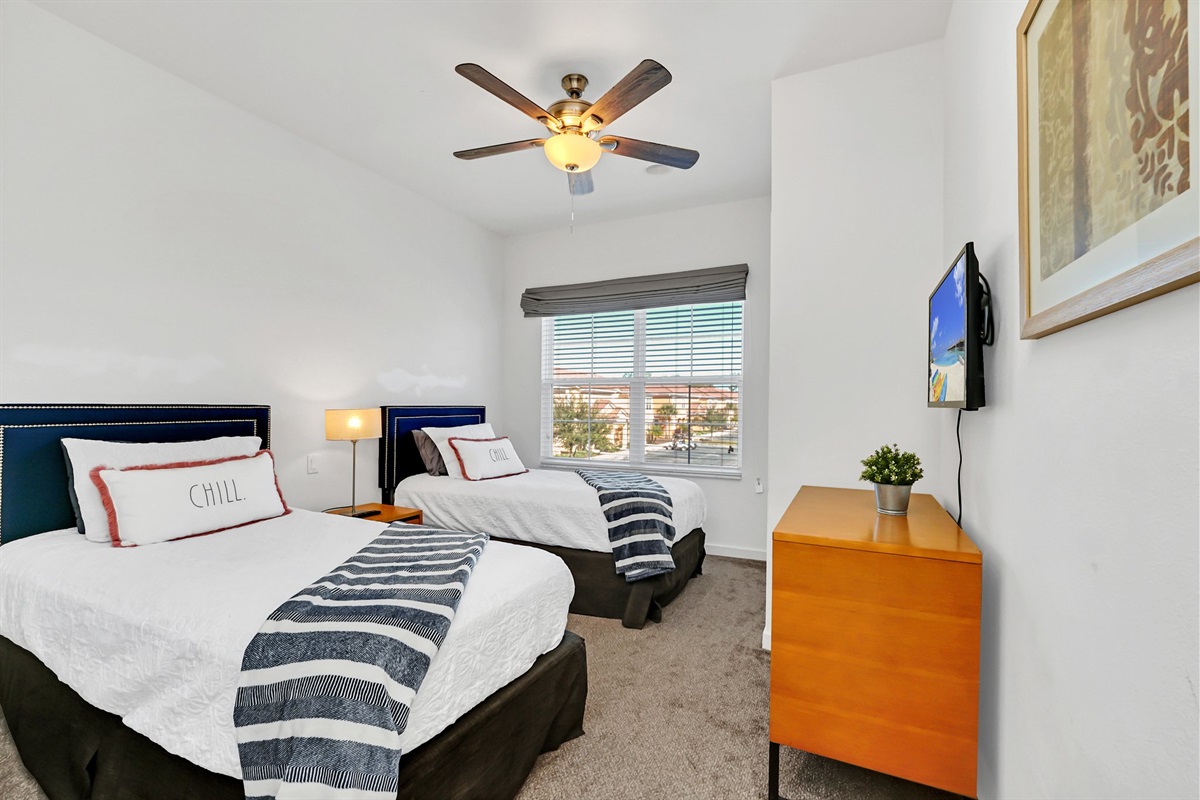 Guest bedroom with 2 twin beds
