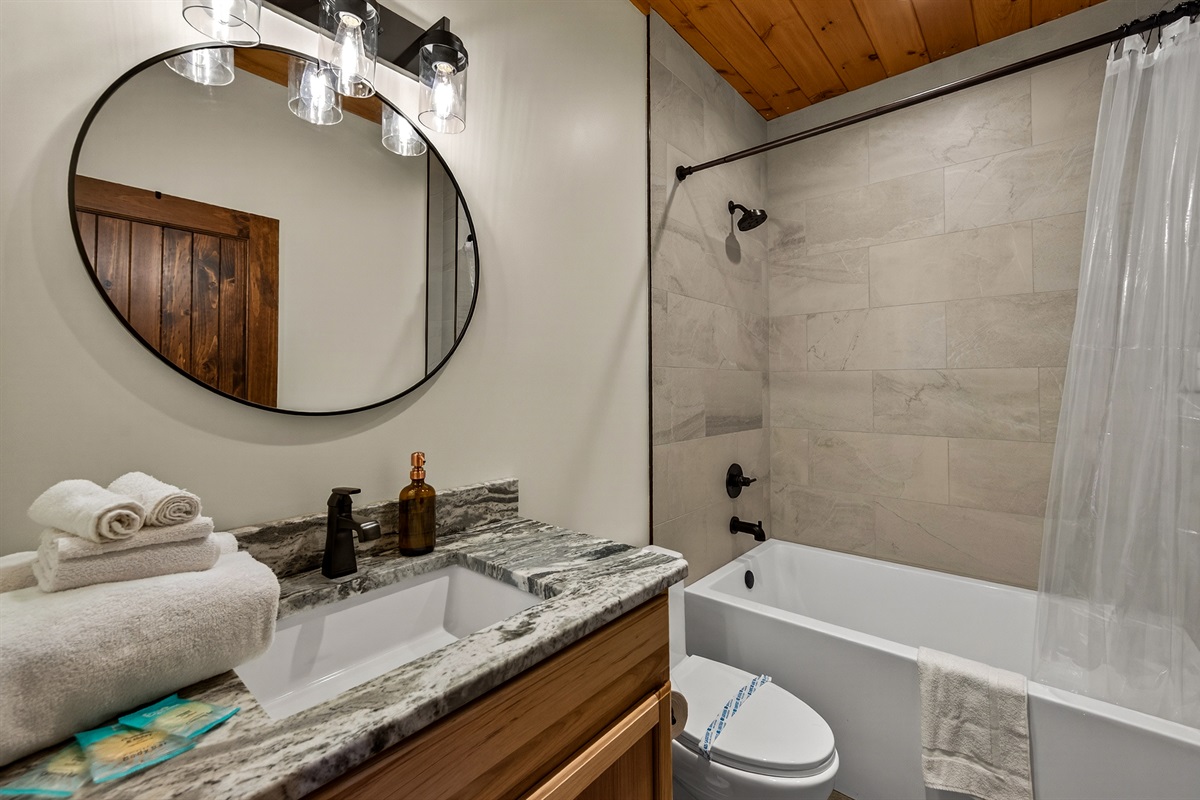 The bathtub bathroom en-suite to the Double Queen Suite with arcades. Bath towels are included for all four guests. 