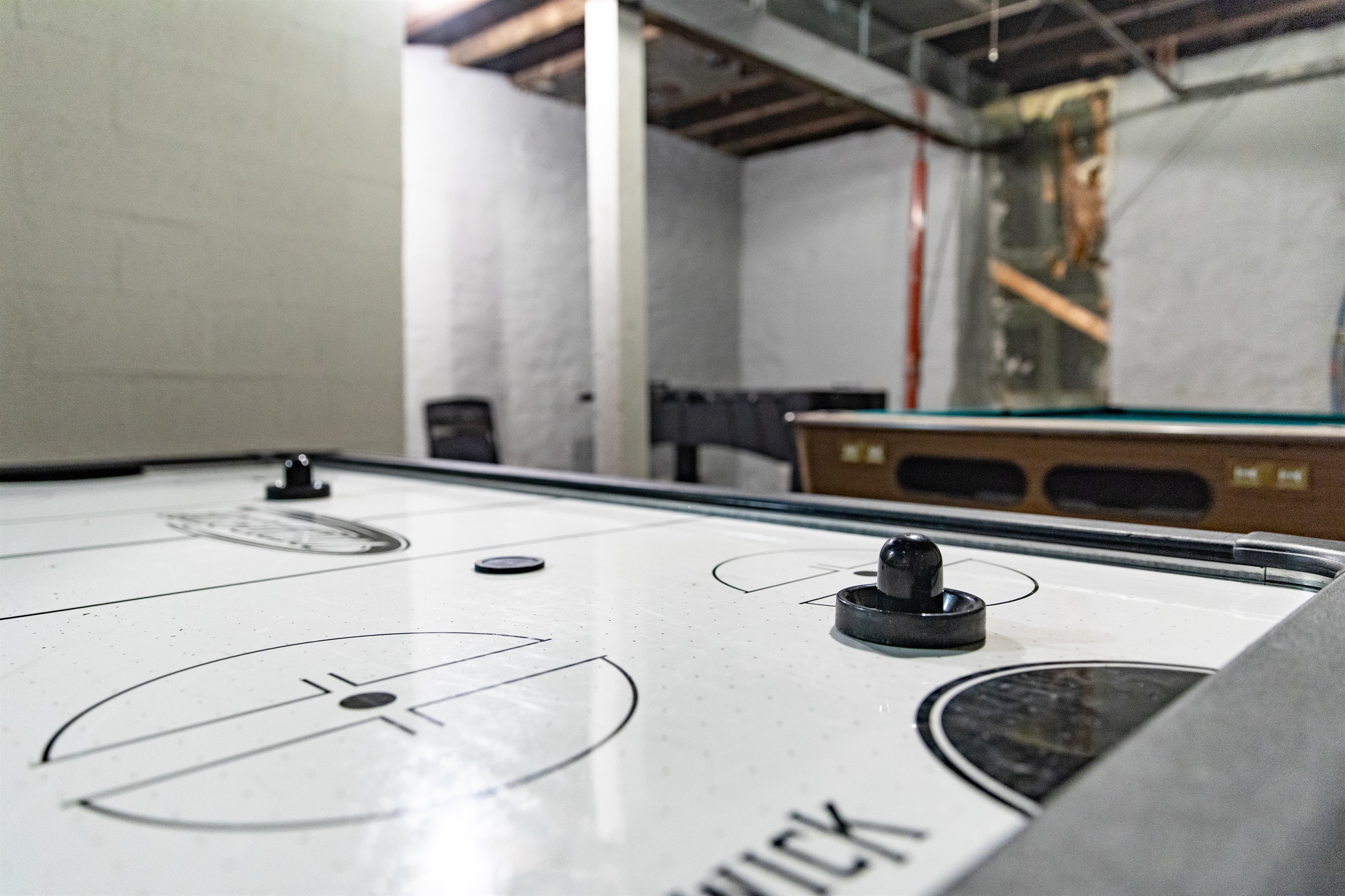 Air hockey table