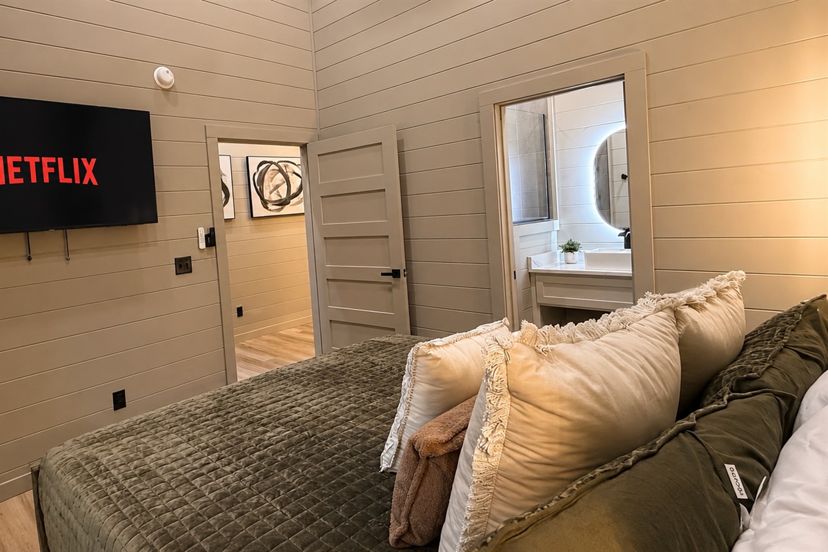 Bedroom Retreat: Enjoy movie nights with Netflix and plush bedding in serene comfort!