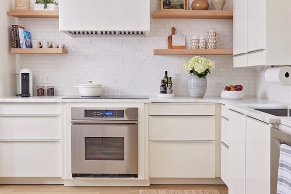 You’ll love the fully equipped chef’s kitchen, thoughtfully designed for preparing gourmet meals. It features a Dacor oven and cooktop, and a Sub-Zero refrigerator with ice maker. A cozy dining table provides the perfect spot for casual meals.