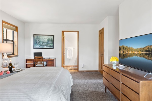 Master Bedroom with Queen Bed.