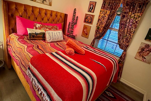 Bedroom 4, queen bed